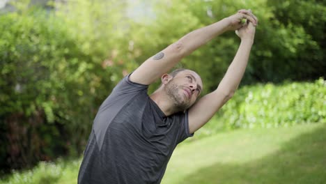 Hombre-Practicando-Yoga-En-Colchoneta